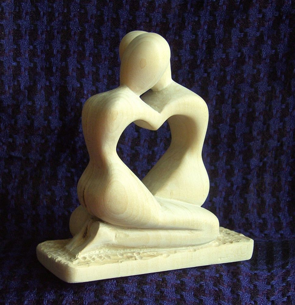 Ein Liebespaar aus Lindenholz