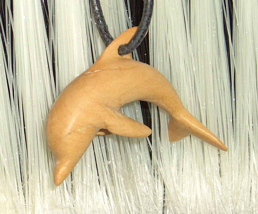 Delphin klein aus Apfelholz