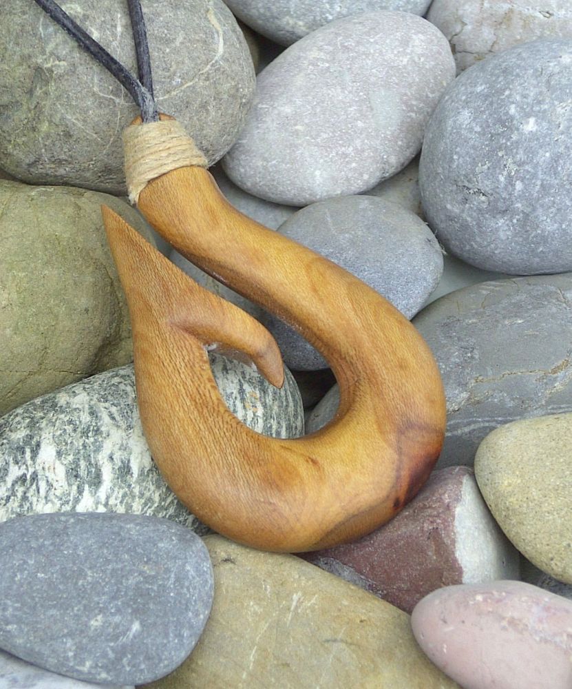 Hai Matau aus Kirschholz