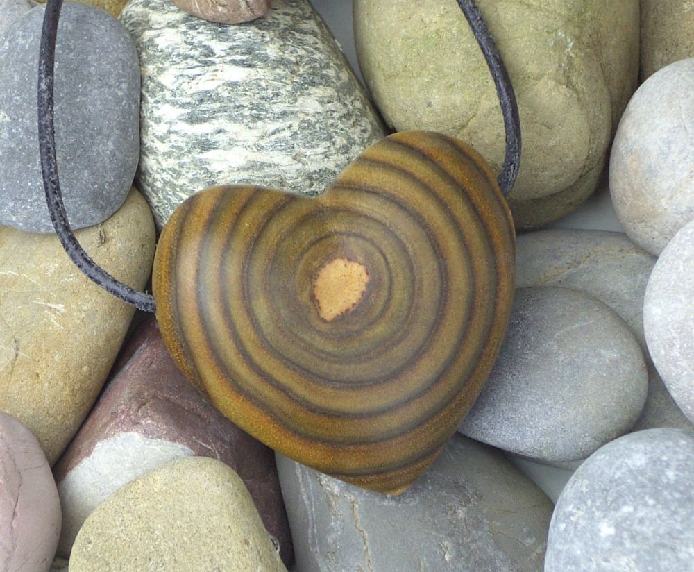 Herz aus Essigbaumholz