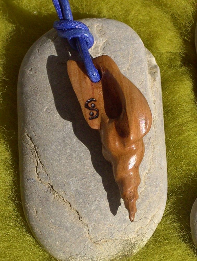 Muschel aus Zwetschgenholz